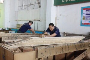 Manual Repair Workshop – Rustic Oak Handcrafted Detailing