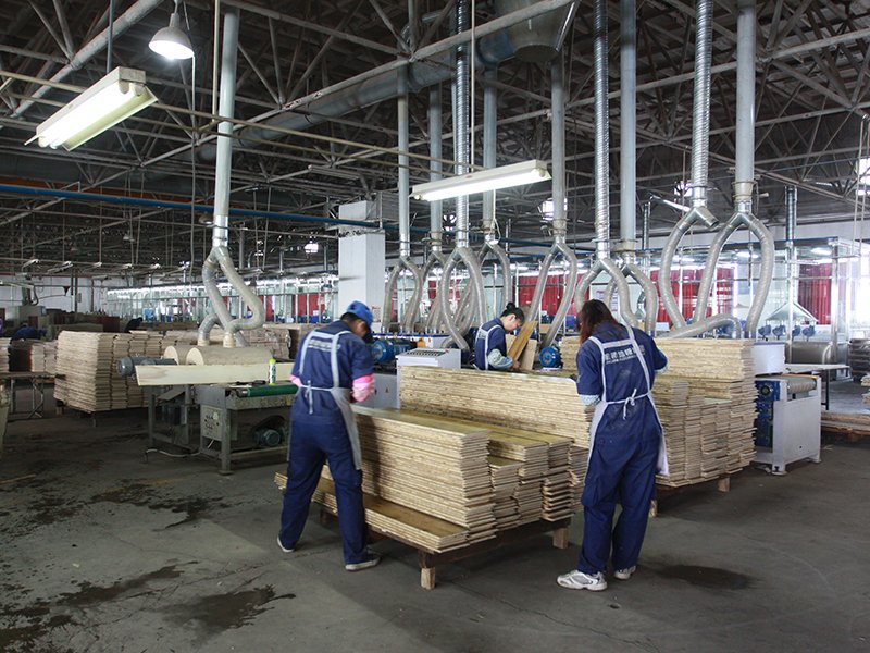 Manual veneer repair to ensure clean rustic appearance and stable thickness