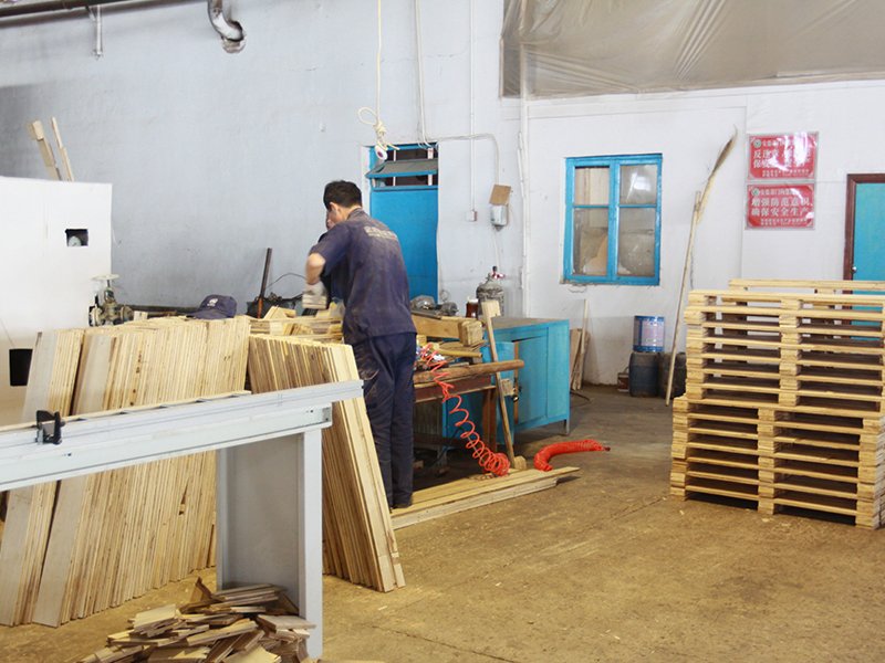Pallet making and packing for engineered oak flooring shipments