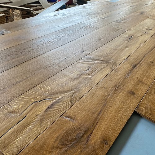 Shrunken face oak flooring with textured surface